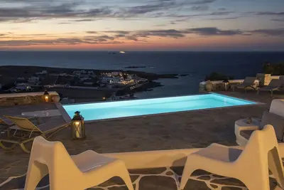 Image de Anemos retraite à Paros avec piscine, vue imprenable sur la mer, les plages de sable à proximité