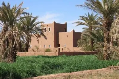 riad traditionel en pisé à l'orée du sahara