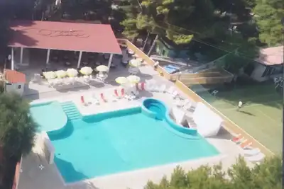 Image de Vacances immergé dans la nature choyé par les services, la convivialité et la disponibilité.