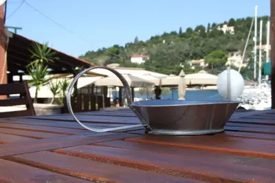 Image de Une belle maison en pierre en bord de mer avec une grande cour et jardin Ă Lakka Paxos.