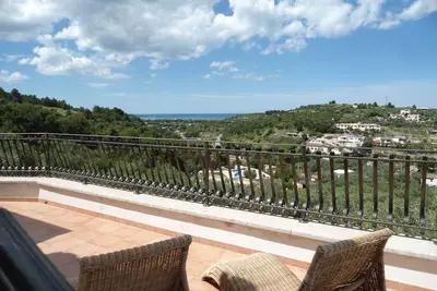Image de Élégant Appartement dans Villa entouré de verdure et panoramique.