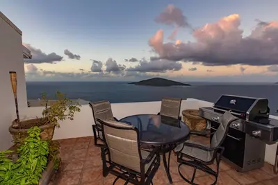Image de Venez vivre le paradis et des vues incroyables dans notre maison de 2 chambres / 2 salles de bain!