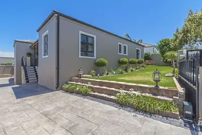 Image de Maison individuelle avec piscine et vue sur la mer