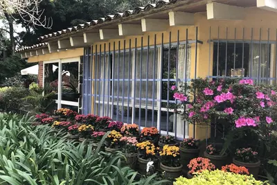 Image de Maison de Charme Et Jardin donnant sur les montagnes dans une vallée magique