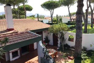Villa confortable avec piscine partagée entourée de verdure près de la mer