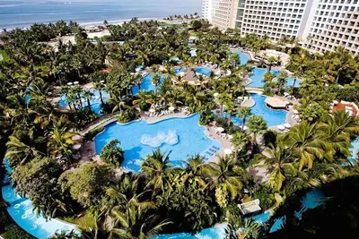 Image de Beachfront Luxury - Pool Lounge - Dîner raffiné - Cirque du Soleil Entertainment