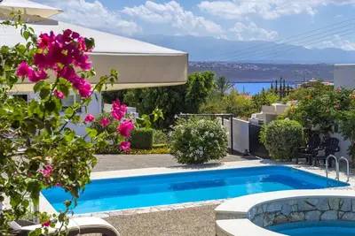 Image de Villa de luxe avec un adulte privé et Baby Pool, une intimité totale dans les hautes clôtures