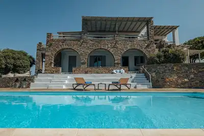 Terra retraite à Paros, avec piscine privée, vue imprenable sur la mer, les plages de sable à proximité