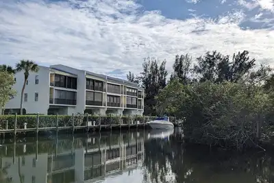 Image de Location saisonnière Parfait. Canal Condo avant. Moins de mile de la plage. 40ft bateau slip