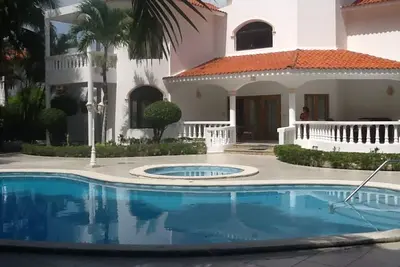 Image de Villa 3 chambres conviviale avec piscine privée, à quelques pas de la plage