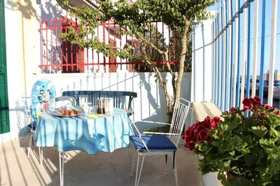 Image de Maison de plage à quelques mètres de la mer dans le centre du village