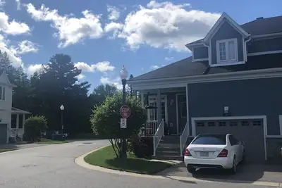 Image de Magnifique maison de ville à louer à Horseshoe Valley. Être où l'action est