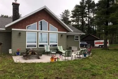 Image de Envie de vous évader? Profitez de la beauté de l'Up avec une vue sur la maison lumineuse.