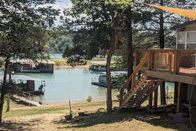 Image de Cabine au bord du lac avec dortoir