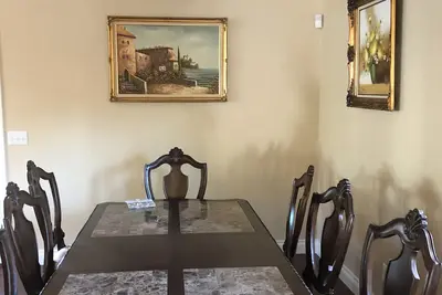 Image de Un environnement familial chaleureux isolé dans les bois à 5 minutes du centre-ville.