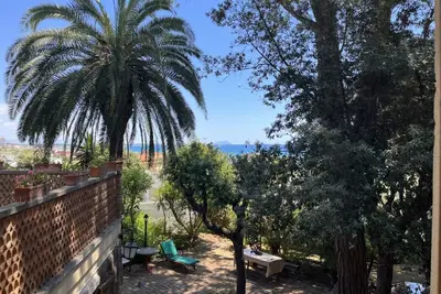 Image de Villa entourée de verdure avec vue mer, idéale pour les séjours et événements
