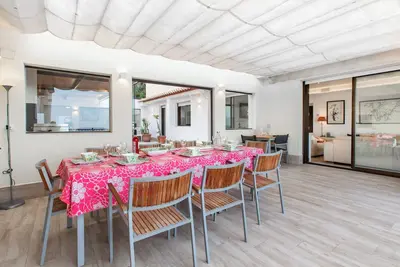 Image de Bord De L'Eau Grand Appartement avec un fantastique 140 M2 terrasse sur la plage et la mer