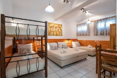 Image de Nouvelle Chambre Économique (3-4 Adultes) Rez-de-Chaussée à Parikia Près de la plage de Livadia 200m