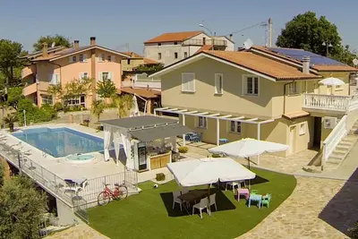 Image de Appartement Avec Piscine Et 2 Chambres