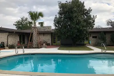 Image de Maison de style Ranch Midcentury à 5 minutes du centre-ville d'Austin *** avec piscine ***