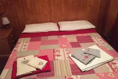 Image de Local B avec des finitions en bois simple et accueillant et prĂŞt Ă vous accueillir