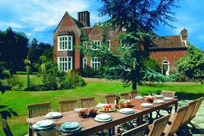Image de Le Vieux Presbytère de Norfolk est une maison de vacances de luxe avec une histoire remontant au XVIe siècle.