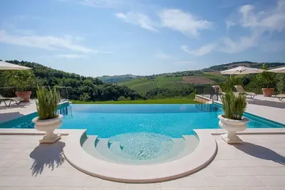 Image de vacances de luxe avec piscine privée et vue panoramique à couper le souffle dans la nature