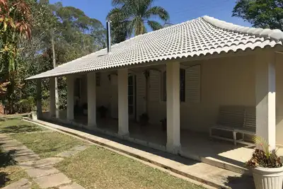 Image de Bel endroit avec piscine, barbecue, terrain de soccer, terrain de jeux et lac.
