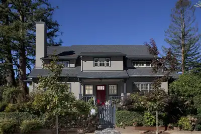Image de Magnifiquement nommé Atherton Home dans un quartier calme près de Stanford