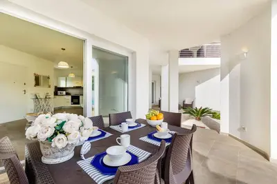 Image de appartement moderne à 5 min. de la mer avec piscine, air conditionné et wi-fi