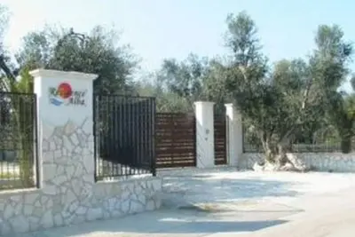 Image de Appartement de deux chambres dans une résidence avec jardin