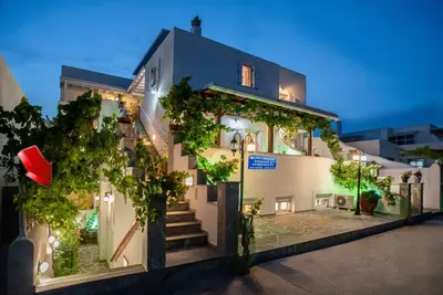 Image de Nouvelle Chambre Familiale Économique (4-5 Adultes) Rez-de-Chaussée Parikia Livadia Beach 200m