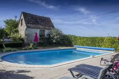 Image de Cottage romantique Vallée de la Loire pour 2 avec superbe piscine chauffée et lac de pêche à la carpe