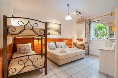 Image de Chambre Économique Confort (3 ou 4 Adultes) Rez-de-Chaussée Parikia Livadia Beach 200m