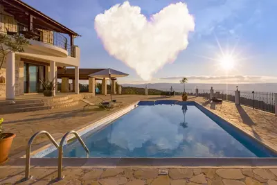 Image de Villa Peristerona Hills - A Secluded Stone Built villa that sleeps 6 guests in 3 bedrooms