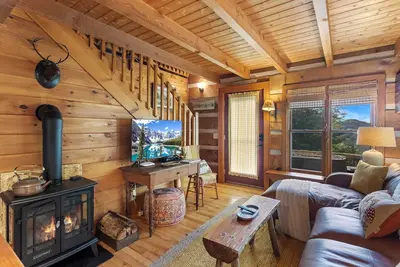 Image de Cabine 2br avec vues sur la montagne, bain à remous, foyer, enveloppement autour du porche, emplacement central