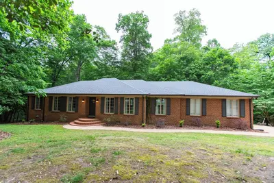 Image de Colonial Brick Home Niché dans les bois.
