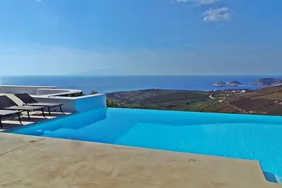 Image de Villa Andromeda, à Tigani, dans le sud de l'île, 5 chambres, grande piscine à débordement, peut accueillir 10 personnes