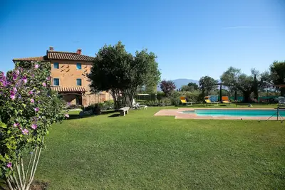 Image de Cottage toscan traditionnel avec piscine privée, barbecue et four à bois