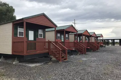 Image de Cabines et quai de bateau \"Ile Delacroix, Louisiane\"