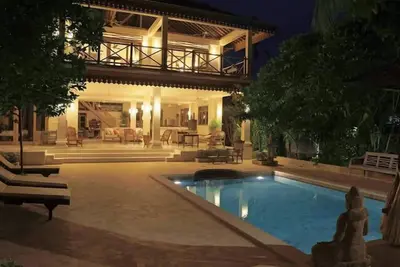 Image de 5 mns à pied à la double-six plage élégante 4 Bdr Villa
