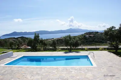 Image de Villa de luxe avec piscine pour la tranquillité et la détente