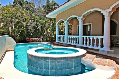 Image de Villa accueillante avec piscine privée, jardin, jacuzzi extérieur, Tv, près de la plage!