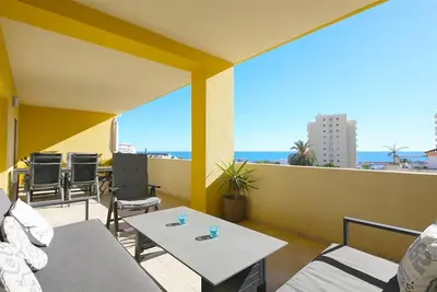 Image de Penthouse moderne avec Wifi et climatisation, Près de la ville, restaurants, bars et du port