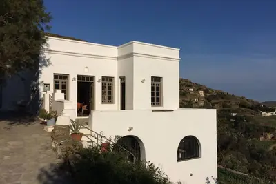 Image de Maison de charme à Tinos. Vue spectaculaire sur la vallée. Couloir de nage.