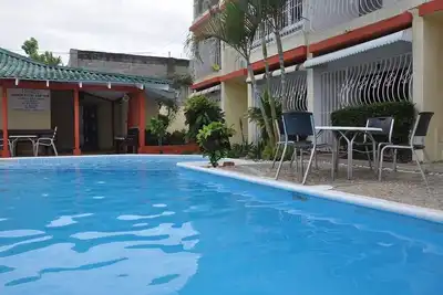 Image de Condo au dernier étage bon marché dans le centre de la ville, avec terrasse et piscine