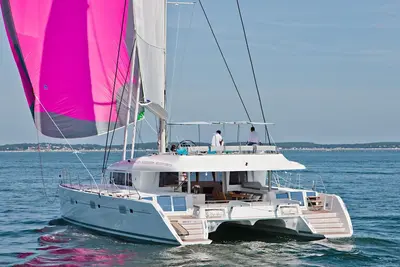 Image de Vacances à la voile tout compris pouvant accueillir jusqu'à 12 personnes à bord d'un catamaran Lagoon 620 2016