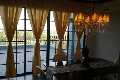 Image de Maison de luxe exécutive entièrement meublée surplombant la ville avec vue imprenable