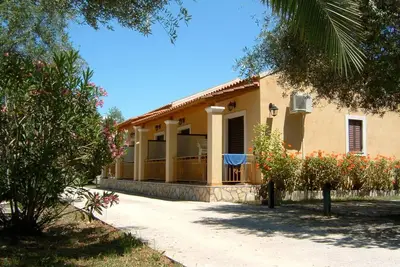 Appartement en bord de mer, accès à la plage privée, Wifi | Aghios Petros, Corfou
