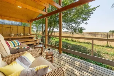 Image de Le salon spacieux offre une sensation de chaleureuse et fabuleuse avec un poêle à bois contemporain.